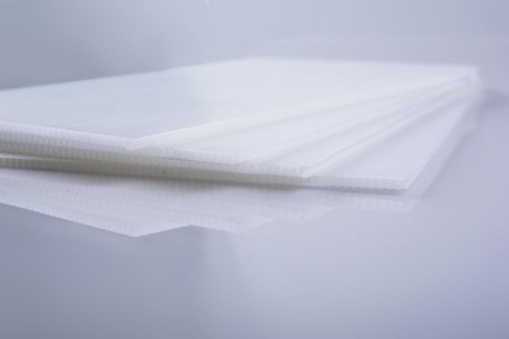 Shakeproof PP Corrugated Sheets Waterproof Lightweight Plastic Sheets White