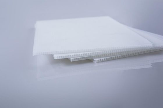 Shakeproof PP Corrugated Sheets Waterproof Lightweight Plastic Sheets White