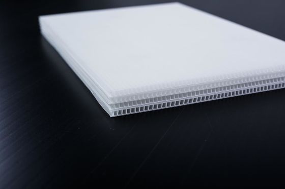 White Polypropylene Hollow Sheet UV Resistant Lightweight Plastic Boards Anti Pressure